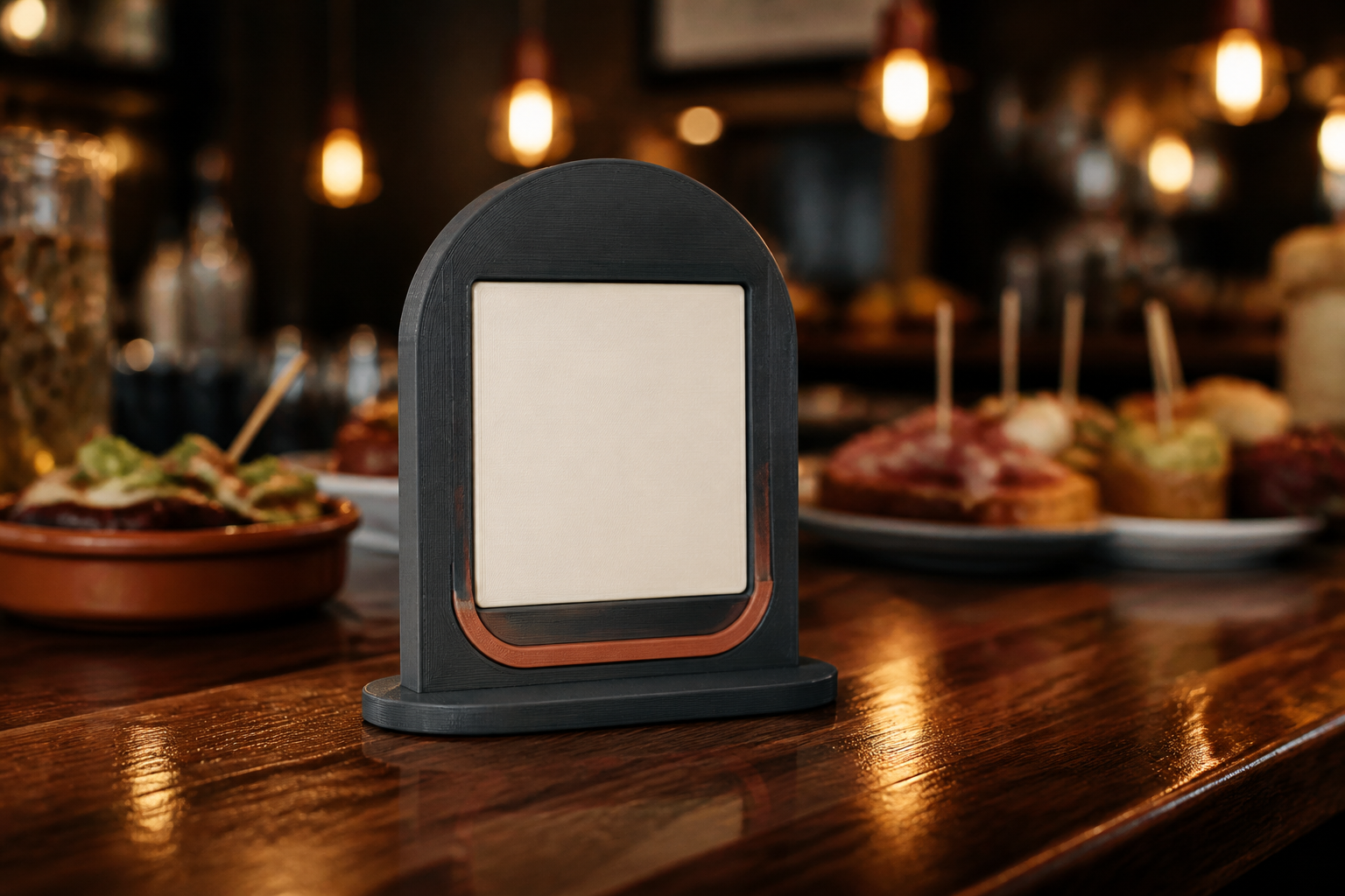 Soporte QR personalizado en la barra de un restaurante