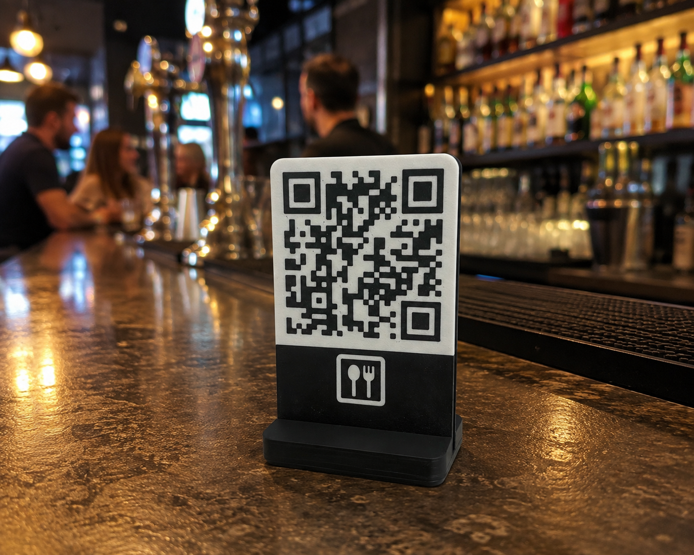 Soporte QR negro en la barra de un bar
