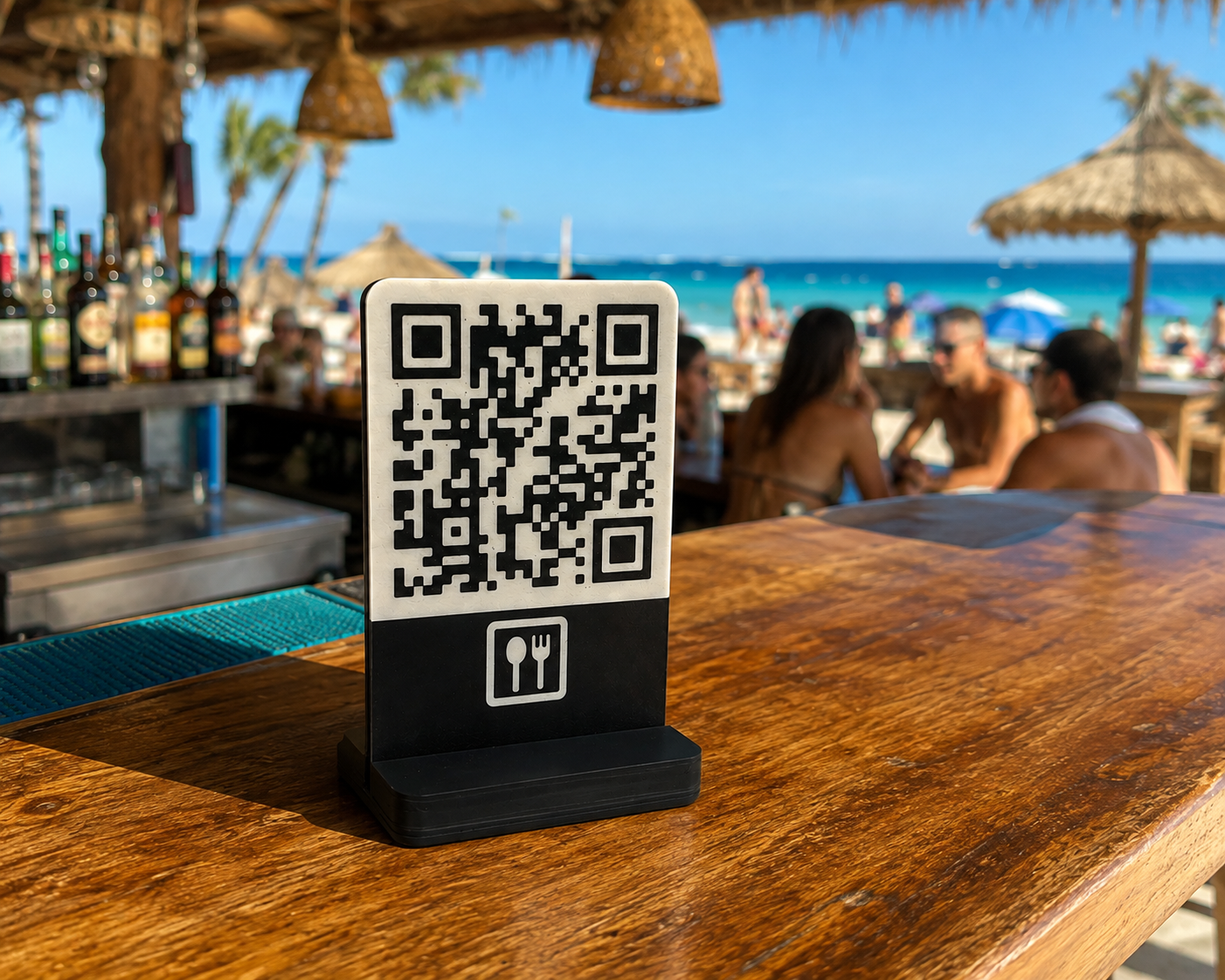 Soporte QR negro en un chiringuito frente al mar