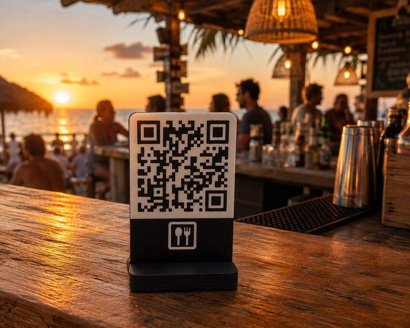 Soporte QR negro en una terraza al atardecer