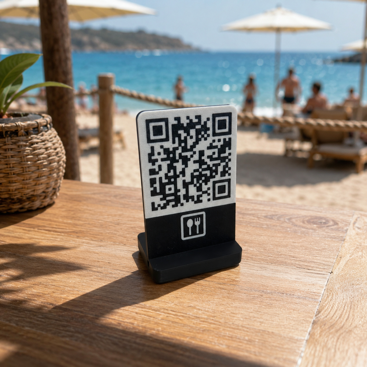 Soporte QR negro en una terraza de playa